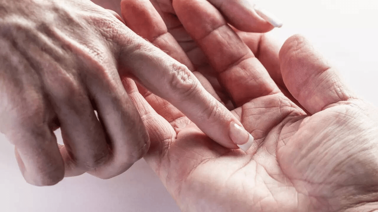 Un quiromántico afirma que puede determinar si serás rico o pobre examinando solo tu pulgar