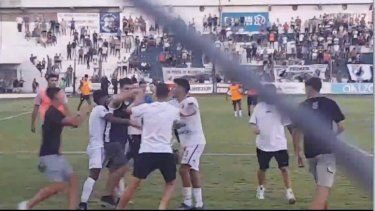 Video: Jugadores y aficionados terminan a golpes tras una derrota