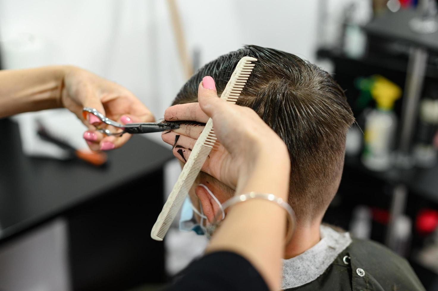 Ein Friseur entdeckt beim Haareschneiden eines Teenagers etwas Unerwartetes