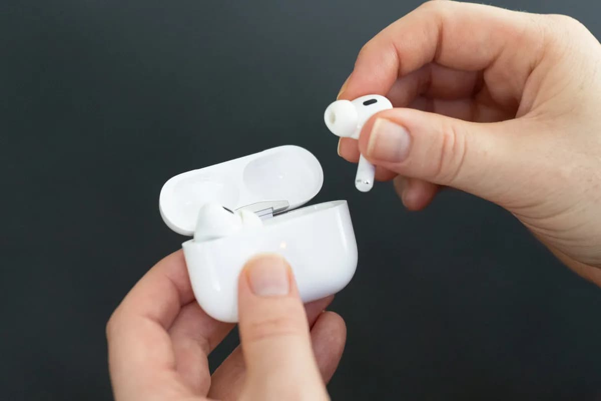 YouTube-блогер выследил похищенные AirPods в Пакистане: планирует вернуть их сам