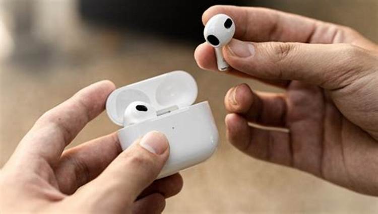 YouTube-блогер выследил похищенные AirPods в Пакистане: планирует вернуть их сам