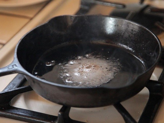 Cómo limpiar una sartén de restos de carbón y grasa sin esfuerzo