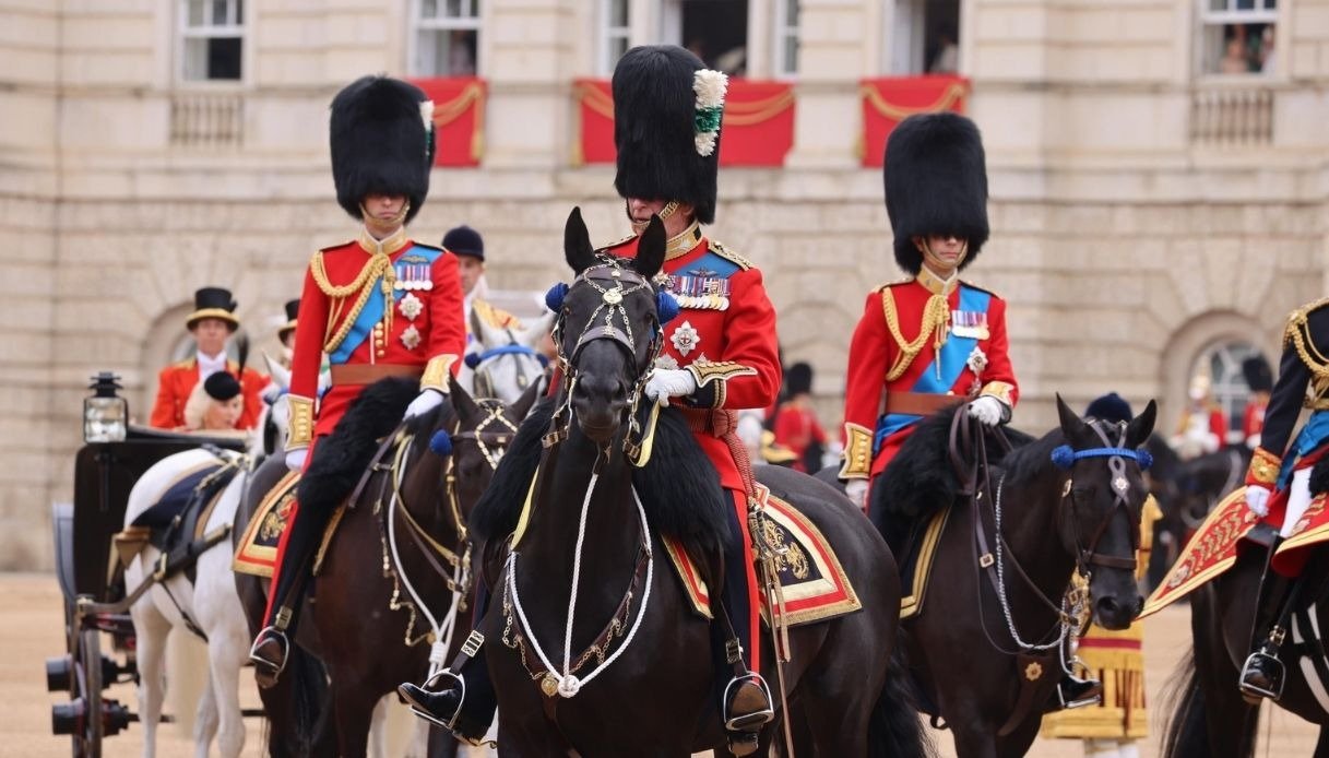 Vídeo: Turista não deu ouvidos ao aviso e foi mordida por um cavalo da Guarda Real Britânica