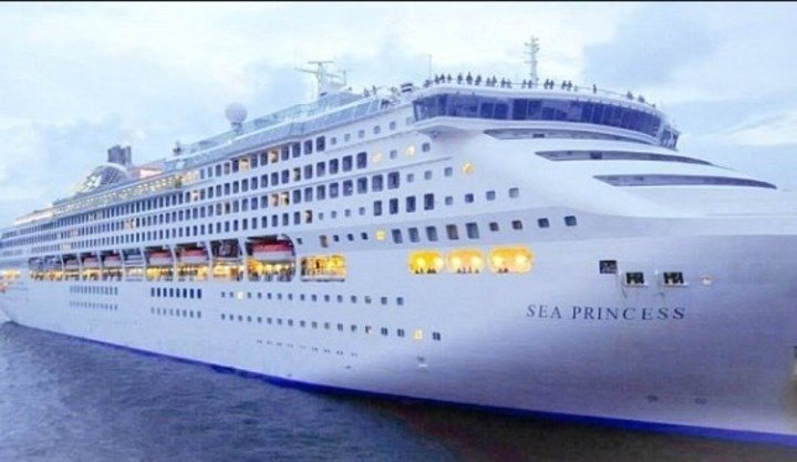 Kreuzfahrtschiff begegnet Piraten – Was der Kapitän als Nächstes tut!