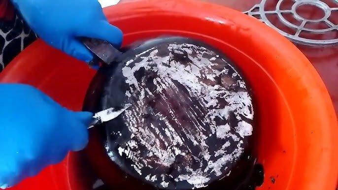 Cómo limpiar una sartén de restos de carbón y grasa sin esfuerzo