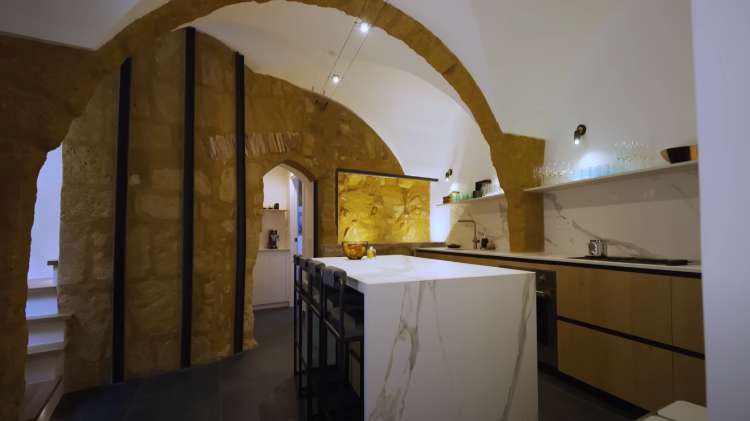 Una mujer de 57 años vive en una casa que cuesta solo $1. ¡Echa un vistazo al interior!