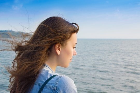 Ahnungsloser Ehemann fotografiert seine Frau, ohne die verborgene Überraschung des Wassers zu ahnen