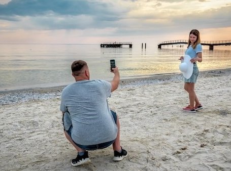 Ahnungsloser Ehemann fotografiert seine Frau, ohne die verborgene Überraschung des Wassers zu ahnen ➤ Infotime.co