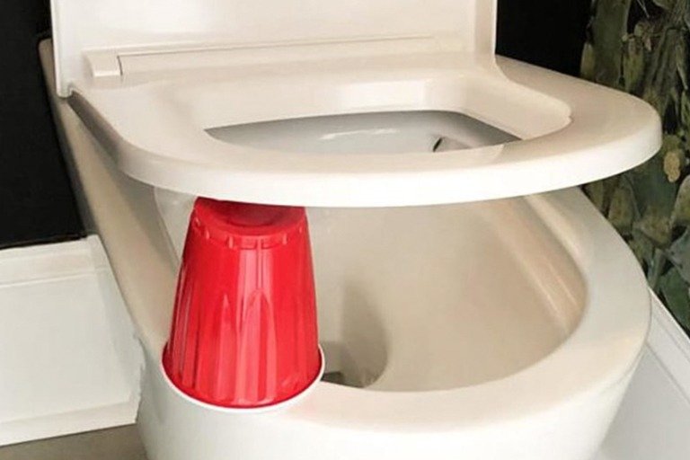 Parece una tontería, pero este truco de la taza roja resuelve un problema del que nadie habla ➤ Infotime.co
