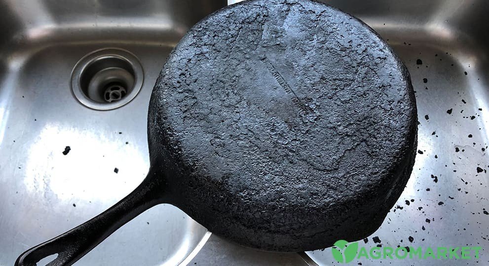 Как быстро очистить сковороду от многолетнего и сильного нагара