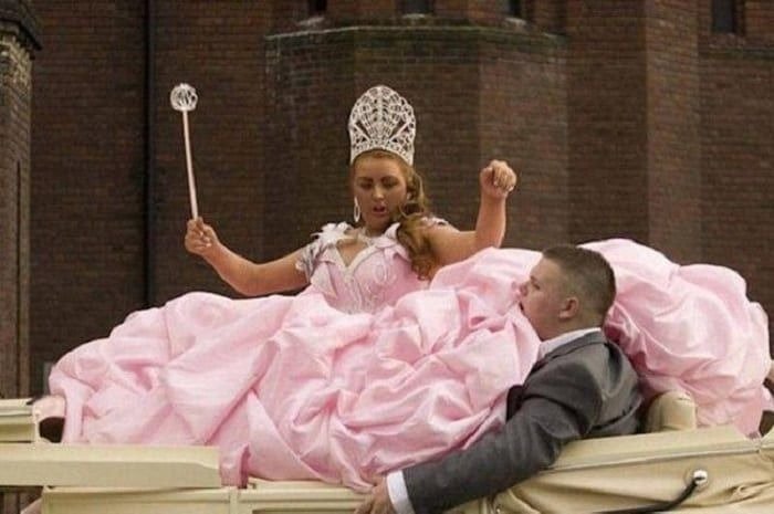 Lustige Brautkleider, die nie zum Altar hätten getragen werden sollen ➤ Infotime.co Lustige Brautkleider, die nie zum Altar hätten getragen werden sollen ➤ Infotime.co