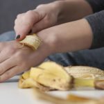 Eine Frau legt eine Bananenschale auf ihren Arm. Du wirst nicht glauben, was dann passierte! ➤ Infotime.co Eine Frau legt eine Bananenschale auf ihren Arm. Du wirst nicht glauben, was dann passierte! ➤ Infotime.co