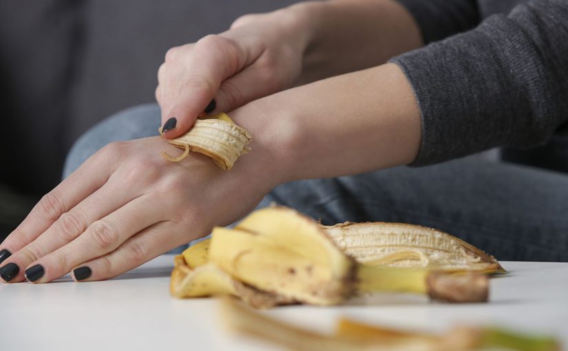 Eine Frau legt eine Bananenschale auf ihren Arm. Du wirst nicht glauben, was dann passierte! ➤ Infotime.co Eine Frau legt eine Bananenschale auf ihren Arm. Du wirst nicht glauben, was dann passierte! ➤ Infotime.co