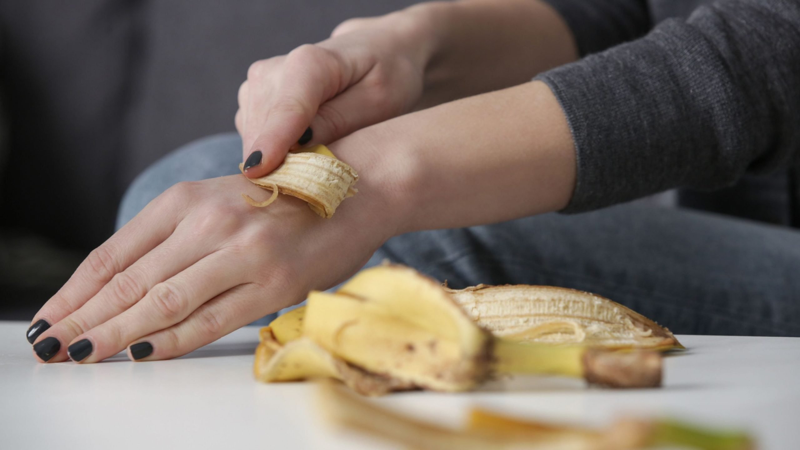 Eine Frau legt eine Bananenschale auf ihren Arm. Du wirst nicht glauben, was dann passierte! ➤ Infotime.co Eine Frau legt eine Bananenschale auf ihren Arm. Du wirst nicht glauben, was dann passierte! ➤ Infotime.co