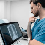 Un hombre acude a una revisión de rutina. El médico mira la radiografía y dice: “Lo siento” ➤ Infotime.co