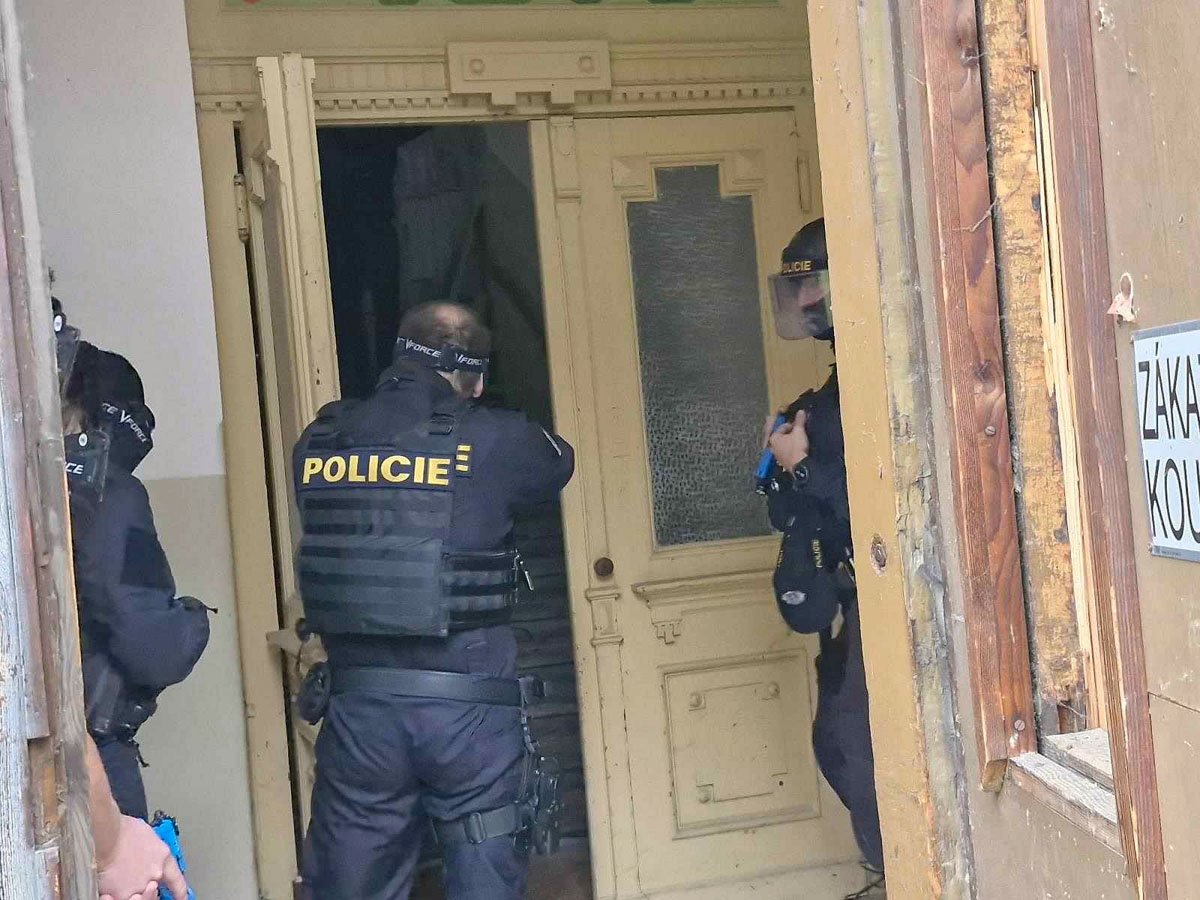 Спецпідрозділ помилково увірвався до школи під час навчань (фото)