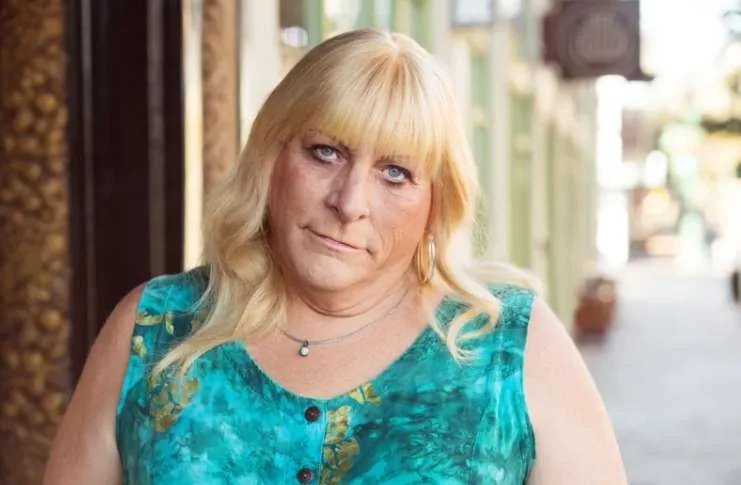 Un hombre creía estar saliendo con una mujer. Meses después, ella le dijo: «Tengo algo que confesarte»
