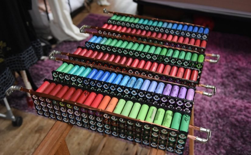 Чоловік вісім років живить свій дім батарейками від ноутбуків  ➤ Infotime.co