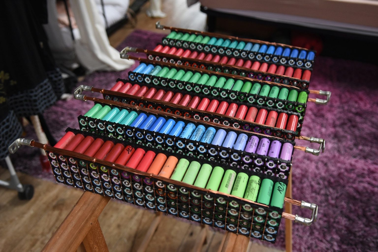 Чоловік вісім років живить свій дім батарейками від ноутбуків  ➤ Infotime.co