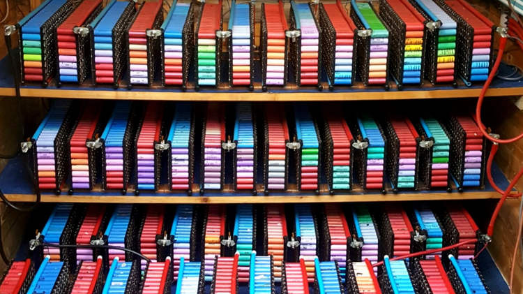 Чоловік вісім років живить свій дім батарейками від ноутбуків 