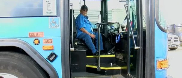 Цей чоловік – найстаріший водій автобуса у світі (фото) ➤ Infotime.co