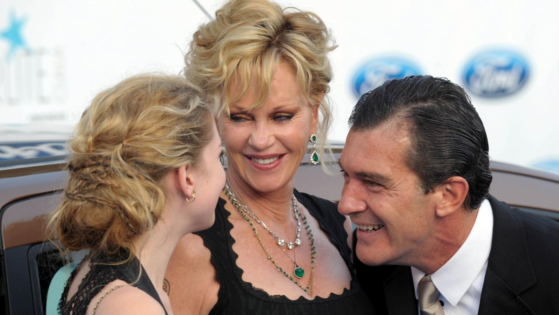 “Es la molestia de todos”: Las tensiones entre Antonio Banderas y Mélanie Griffith por la boda de su hija Stella del Carmen salen a la luz