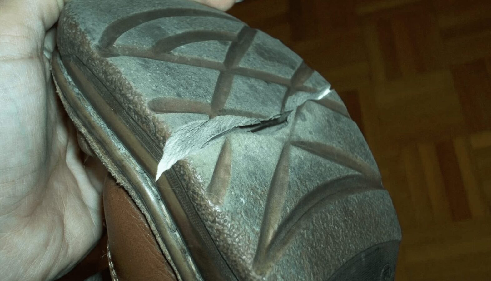 Якщо тріснула підошва взуття: швець поділився простим лайфгаком для швидкого ремонту