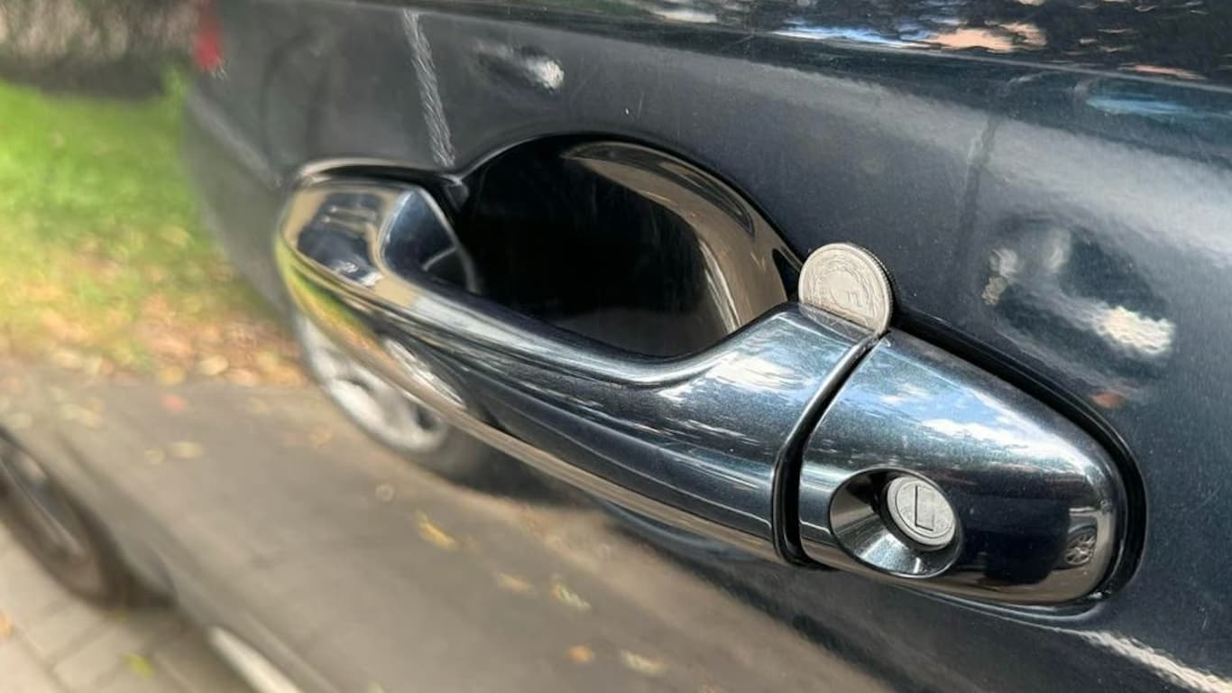 Угон авто: зачем преступники оставляют монету в ручке двери