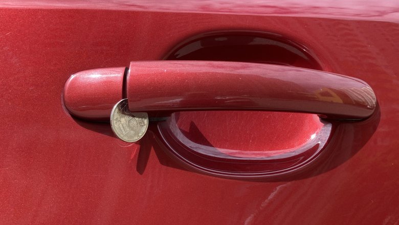 Угон авто: зачем преступники оставляют монету в ручке двери