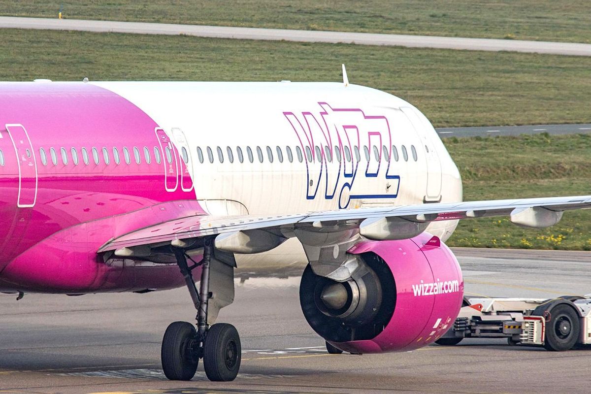 Пасажири гналися за літаком Wizz Air прямо по злітній смузі (відео)