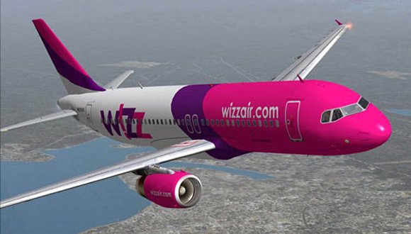 Пасажири гналися за літаком Wizz Air прямо по злітній смузі (відео)