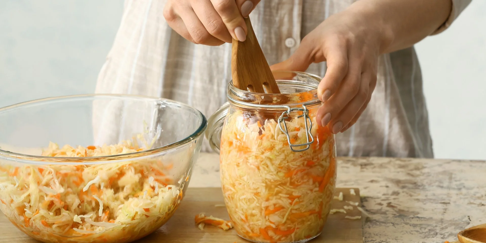 Скільки солі потрібно для квашення капусти: пропорції для банок і відер