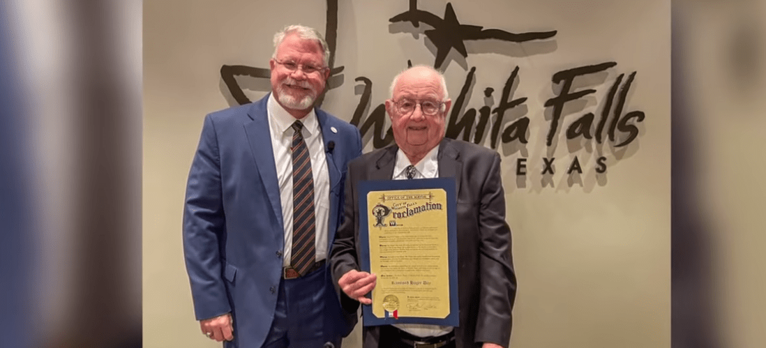 Цей чоловік – найстаріший водій автобуса у світі (фото)