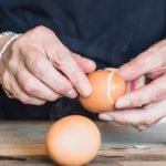 Легендарний метод Джулії Чайлд: як легко чистити варені яйця ➤ Infotime.co