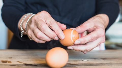 Легендарний метод Джулії Чайлд: як легко чистити варені яйця ➤ Главное.net