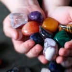 Цілителька розповіла, як правильно вибрати камінь, що “забере хвороби” ➤ Infotime.co