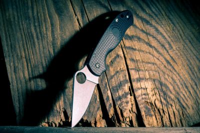 Чому в лезах деяких ножів є отвір: відповідь проста