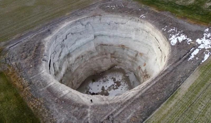 Не містика: чому в Туреччині масово з’являються величезні діри в землі