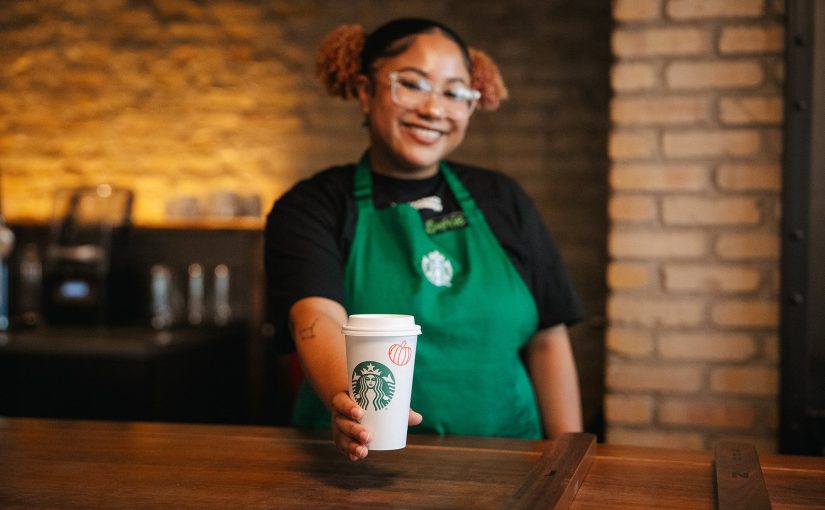 Esposa descubre enormes propinas en los recibos de las frecuentes visitas de su esposo a Starbucks; investiga y descubre una red de mentiras ➤ Infotime.co