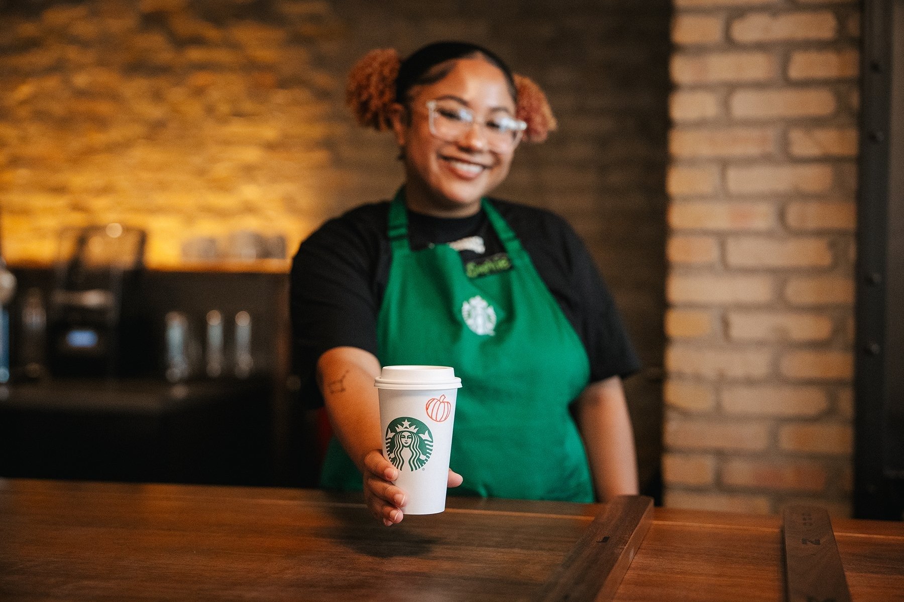 Esposa descubre enormes propinas en los recibos de las frecuentes visitas de su esposo a Starbucks; investiga y descubre una red de mentiras ➤ Главное.net