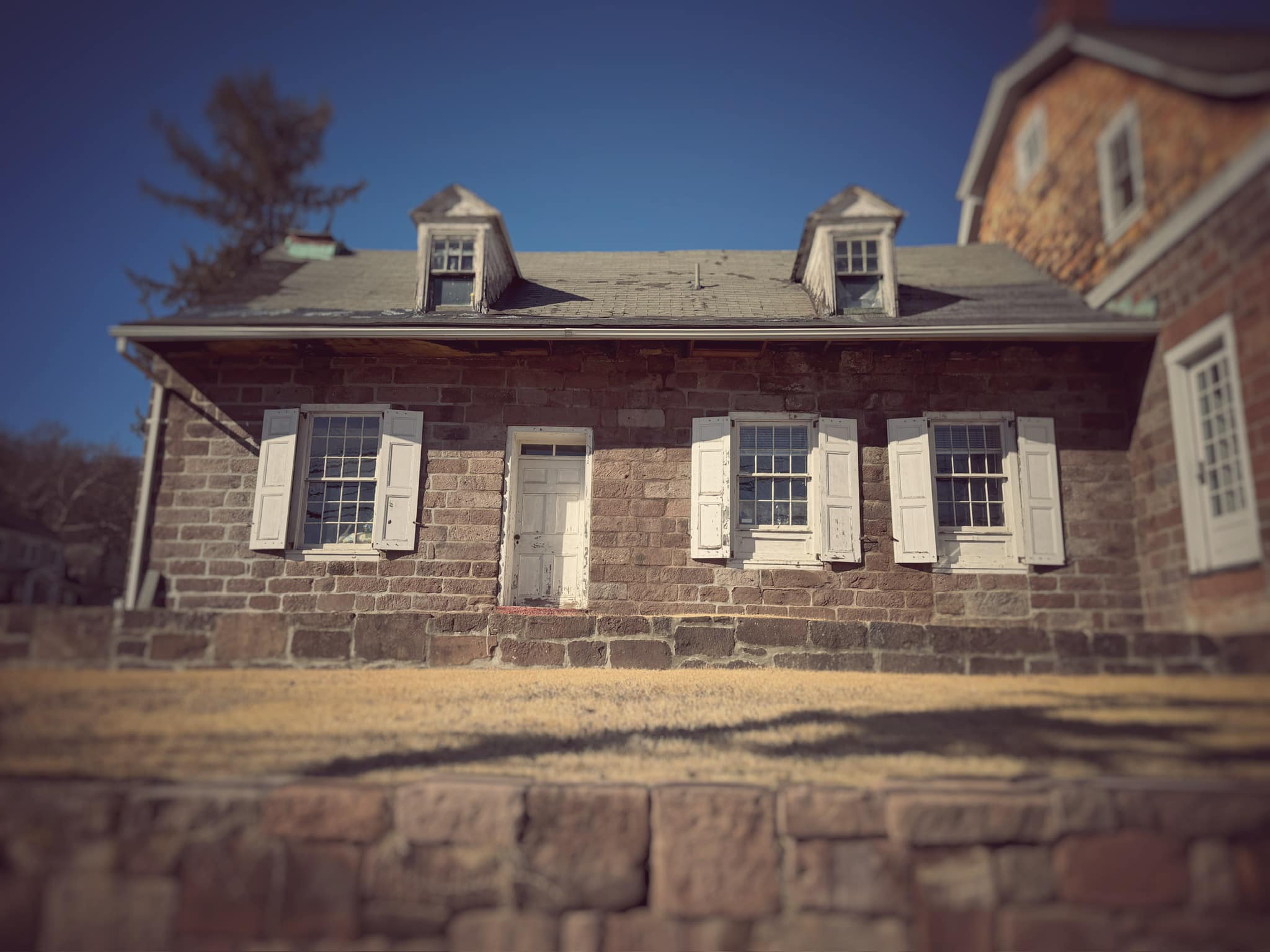 Подружжя виявило несподівані артефакти під час ремонту старого будинку (відео)