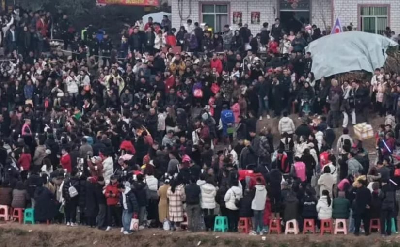 Тысячи людей приехали в глухую деревню по просьбе девушки: вот что она сказала ➤ Infotime.co