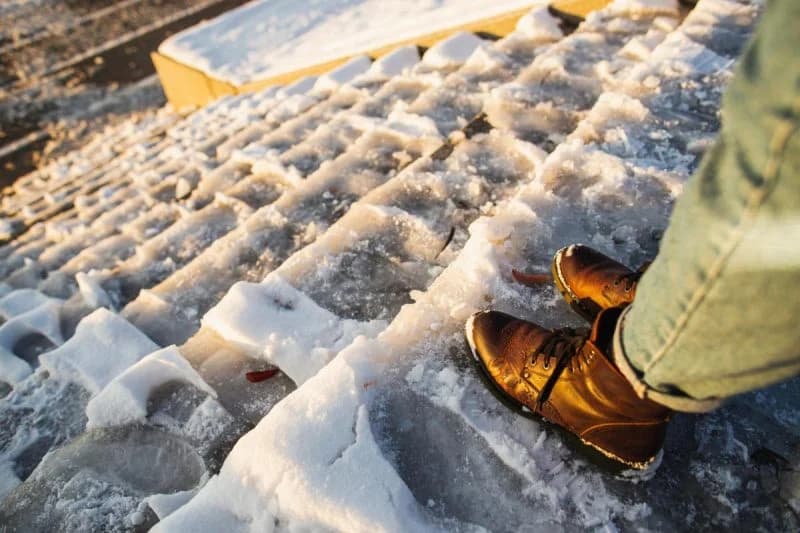 Чем посыпать дорожки ото льда: эксперты назвали девять вариантов