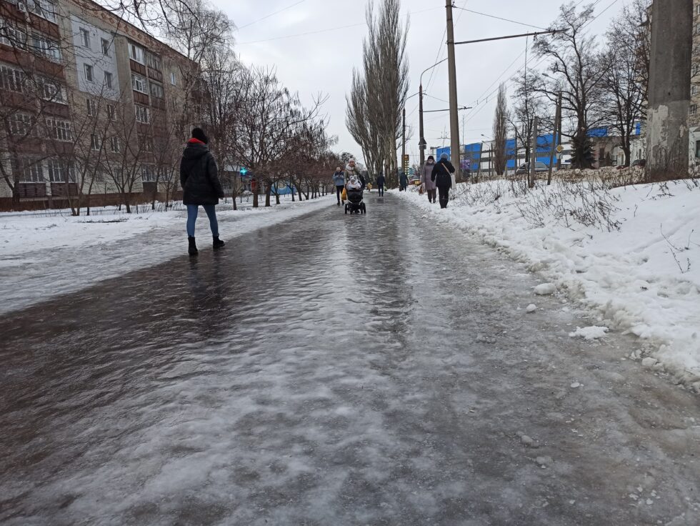 Чем посыпать дорожки ото льда: эксперты назвали девять вариантов