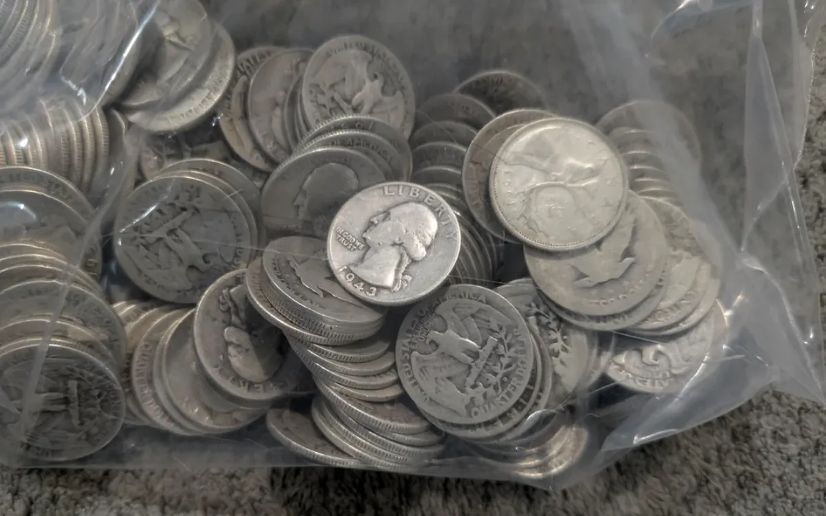 Удачный ремонт: на пару свалилось настоящее сокровище прямо с потолка (фото)