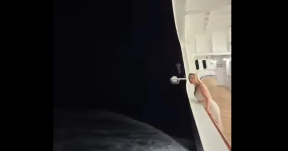 Блогер показала, какой жуткой может быть ночь посреди океана (видео)