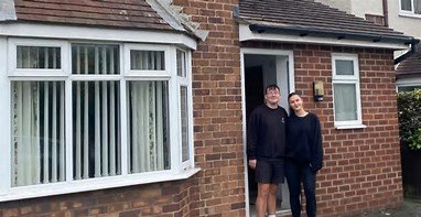 Удачный ремонт: на пару свалилось настоящее сокровище прямо с потолка (фото)