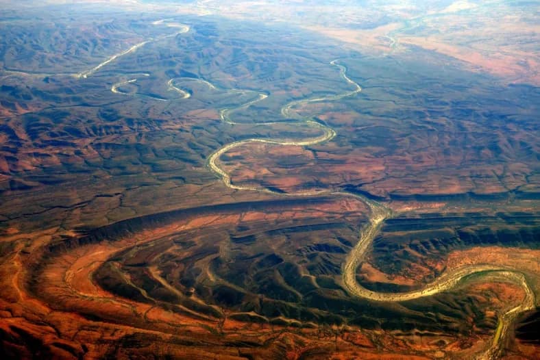 Самая древняя река планеты течет сотни миллионов лет: где она находится