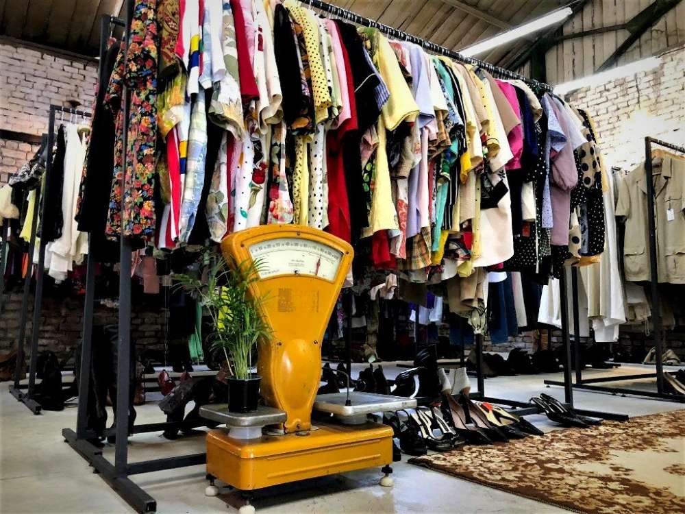 Что не стоит покупать в секонд-хенде: эти вещи принесут проблемы