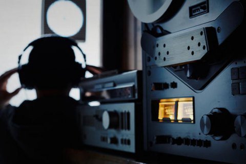 Экс-агент ЦРУ объяснил, как спецслужбы прослушивают через гаджеты